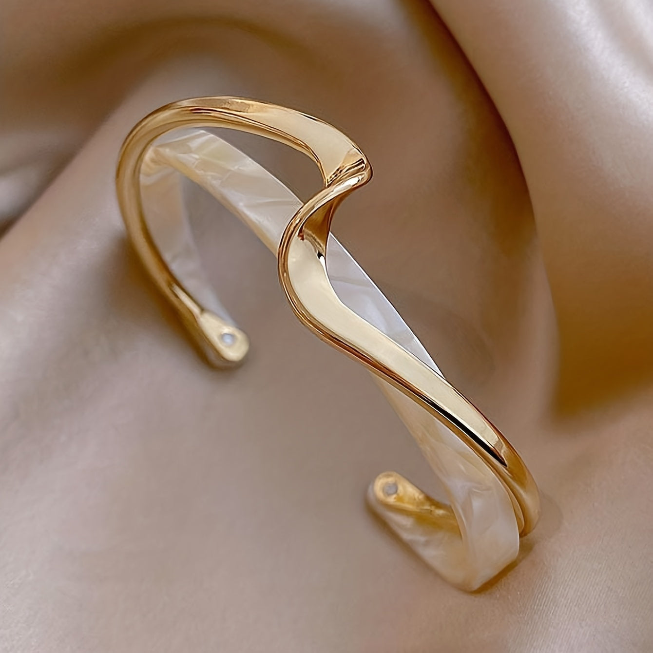 18K Gold Plated Wave Shape Cuff Bangle Inlaid Faux Pearl Womens Minimalist Style Jewelry