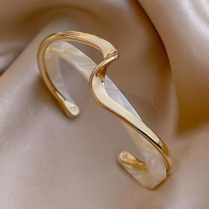 18K Gold Plated Wave Shape Cuff Bangle Inlaid Faux Pearl Womens Minimalist Style Jewelry